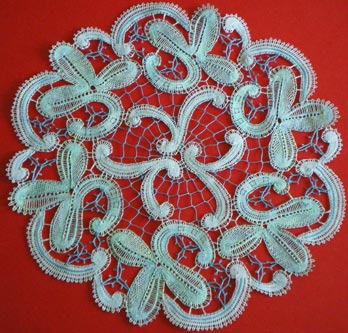 Centrino con volute piene